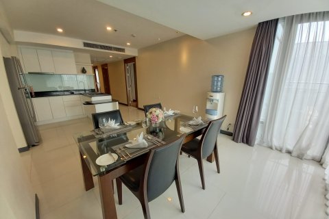 Condo in Bangkok, Thailand, 2 bedrooms  № 157509 - photo 18