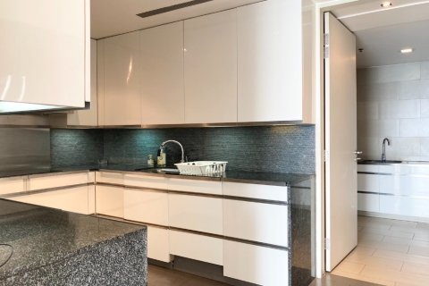 Condo in Bangkok, Thailand, 3 bedrooms  № 162688 - photo 12