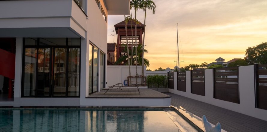 Вилла в Паттайе, Таиланд с 8 спальнями  № 171847