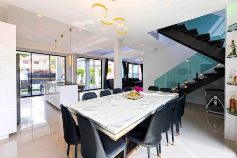 Вилла в Паттайе, Таиланд с 7 спальнями  № 114046 - фото 3