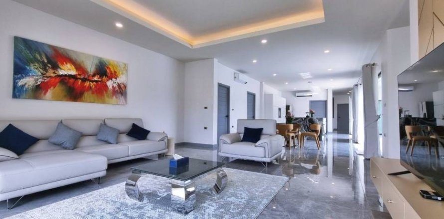 Villa in Pattaya, Thailand 4 bedrooms № 114048