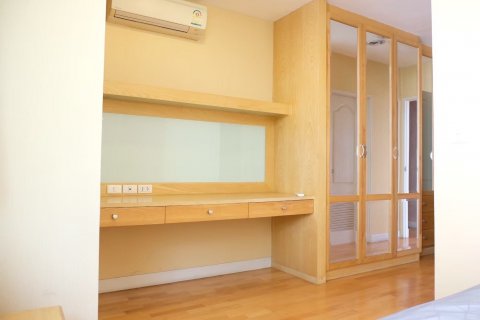 Condo in Khlong San, Bangkok, Thailand, 3 bedrooms  № 134045 - photo 9