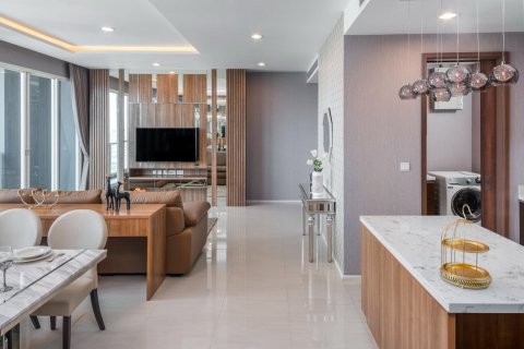 Condo in Bangkok, Thailand, 3 bedrooms  № 181068 - photo 2