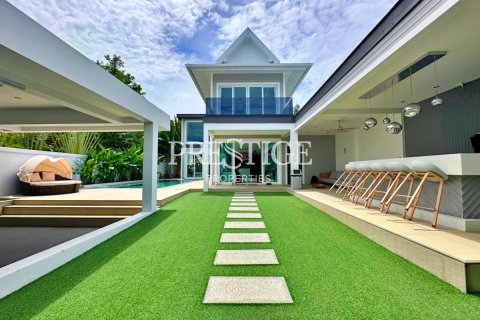 House in Pattaya, Thailand 5 bedrooms № 198338 - photo 2