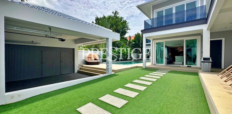 House in Pattaya, Thailand 5 bedrooms № 198338