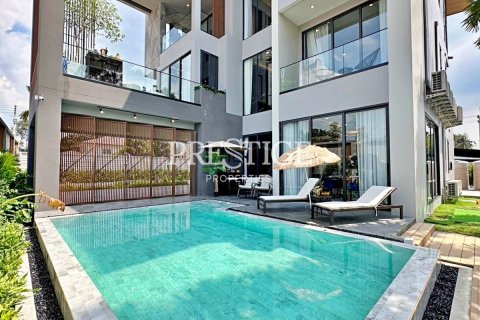 House in Pattaya, Thailand 5 bedrooms № 198339