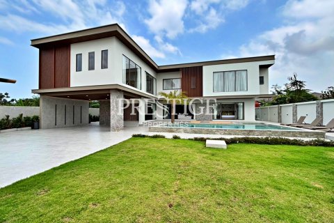 House in Pattaya, Thailand 7 bedrooms № 198337