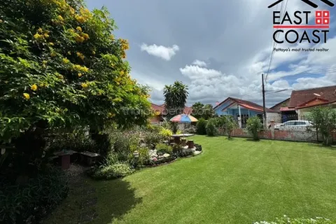 Casa de 4 dormitorios en Pattaya, Tailandia № 213454 - foto 4