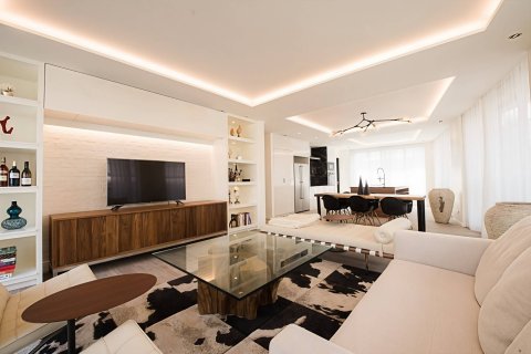 Condo in Bangkok, Thailand, 4 bedrooms  № 181154 - photo 1