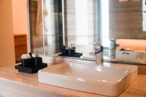 Condo in Bangkok, Thailand, 4 bedrooms  № 181154 - photo 19