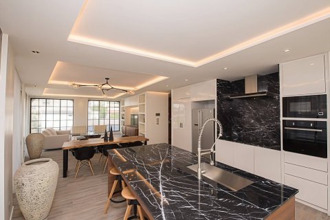 Condo in Bangkok, Thailand, 4 bedrooms  № 181154 - photo 3
