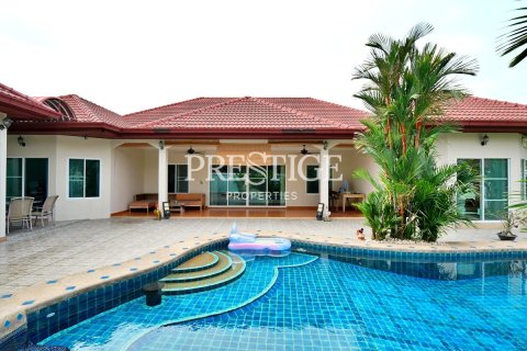 House in Pattaya, Thailand 4 bedrooms № 198502