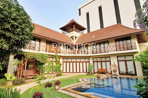 House in Pattaya, Thailand 6 bedrooms № 198503