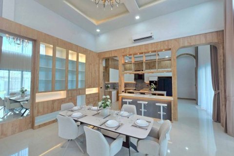 Villa in Pattaya, Thailand 5 bedrooms № 172820 - photo 7