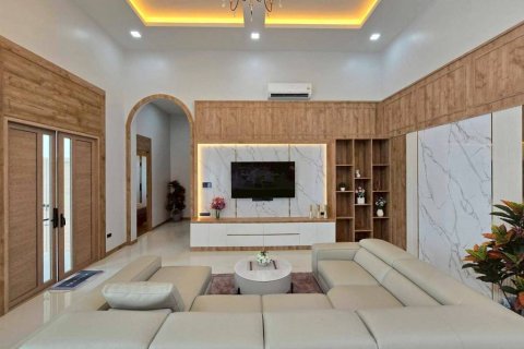 Villa in Pattaya, Thailand 5 bedrooms № 172820 - photo 2