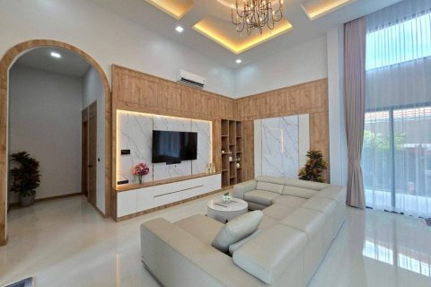 Villa in Pattaya, Thailand 5 bedrooms № 172820 - photo 4
