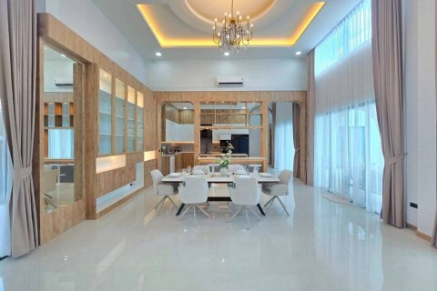 Villa in Pattaya, Thailand 5 bedrooms № 172820 - photo 5