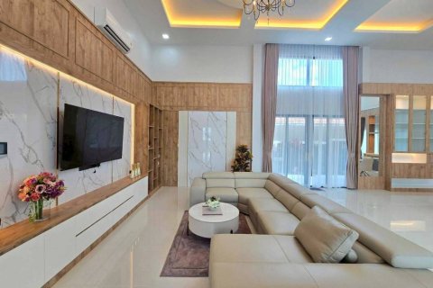 Villa in Pattaya, Thailand 5 bedrooms № 172820 - photo 3