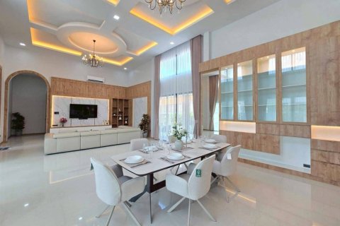 Villa in Pattaya, Thailand 5 bedrooms № 172820 - photo 6