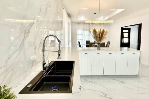 House in Pattaya, Thailand 3 bedrooms № 159123 - photo 13