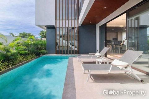 Casa de 4 dormitorios en Pattaya, Tailandia № 209475 - foto 4