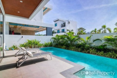 Casa de 4 dormitorios en Pattaya, Tailandia № 209475 - foto 5