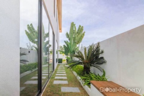 Casa de 4 dormitorios en Pattaya, Tailandia № 209475 - foto 3
