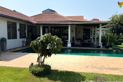 Casa de 4 dormitorios en Pattaya, Tailandia № 209476 - foto 2