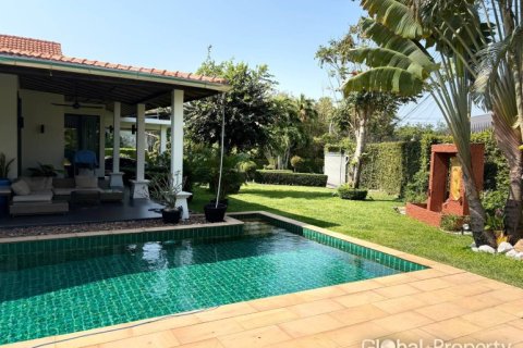Casa de 4 dormitorios en Pattaya, Tailandia № 209476 - foto 3