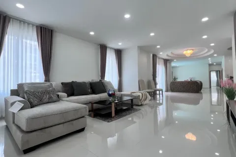 Casa de 4 dormitorios en Pattaya, Tailandia № 212002 - foto 12