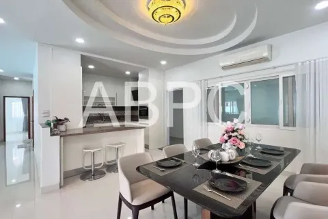 Casa de 4 dormitorios en Pattaya, Tailandia № 212002 - foto 9