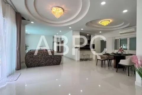 Casa de 4 dormitorios en Pattaya, Tailandia № 212002 - foto 3