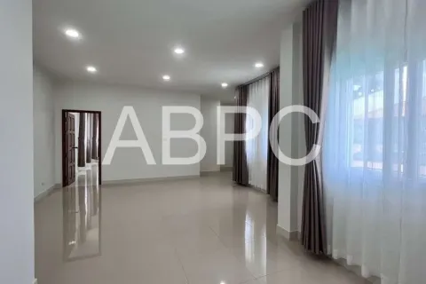 Casa de 4 dormitorios en Pattaya, Tailandia № 212002 - foto 4
