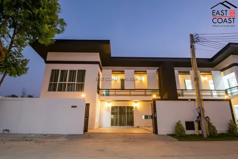 Casa de 4 dormitorios en Pattaya, Tailandia № 213006 - foto 9
