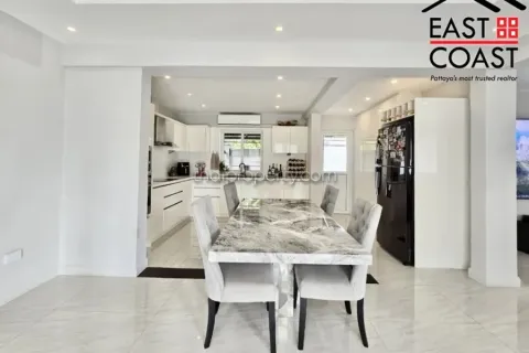 Casa de 3 dormitorios en Pattaya, Tailandia № 213004 - foto 11