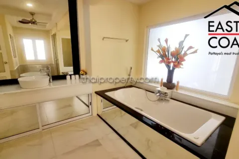 Casa de 4 dormitorios en Jomtien Beach, Pattaya, Tailandia № 212821 - foto 30