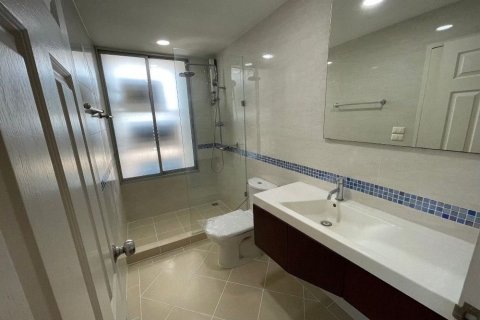 Condo in Watthana, Bangkok, Thailand, 2 bedrooms № 138777 - photo 8
