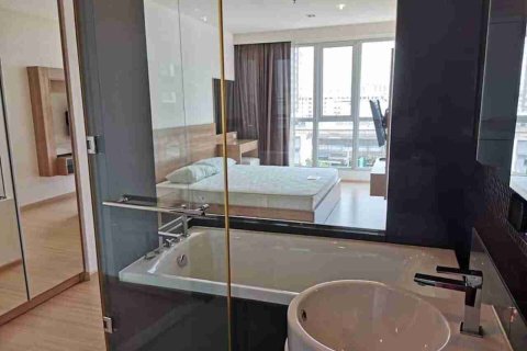 Condo in Bangkok, Thailand, 2 bedrooms  № 183509 - photo 6