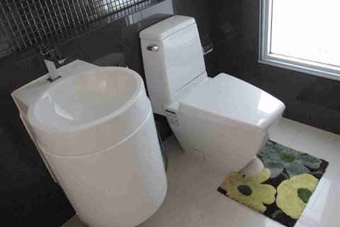 Condo in Bangkok, Thailand, 2 bedrooms  № 183509 - photo 11