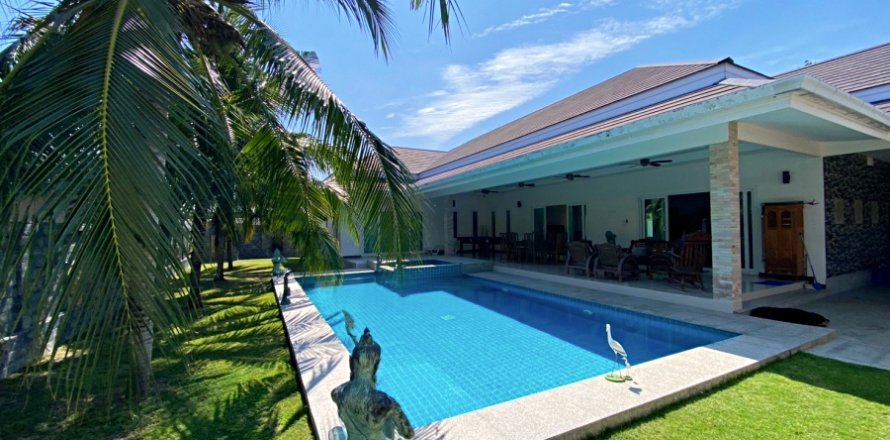 Villa in Hua Hin, Thailand 4 bedrooms № 168389