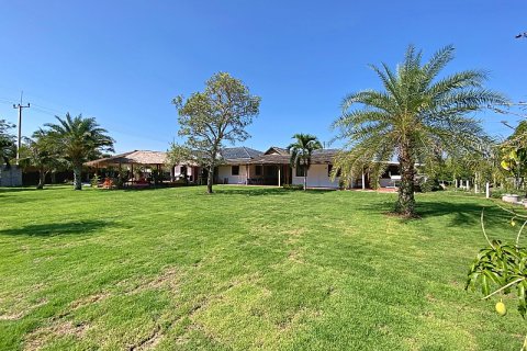 Villa in Pran Buri, Thailand 5 bedrooms № 168392 - photo 7