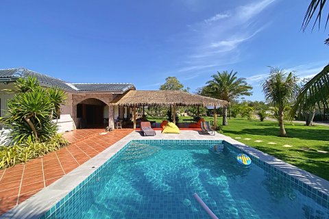 Villa in Pran Buri, Thailand 5 bedrooms № 168392 - photo 2