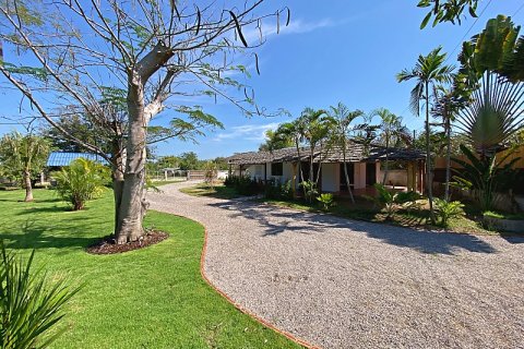 Villa in Pran Buri, Thailand 5 bedrooms № 168392 - photo 4