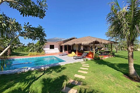Villa in Pran Buri, Thailand 5 bedrooms № 168392