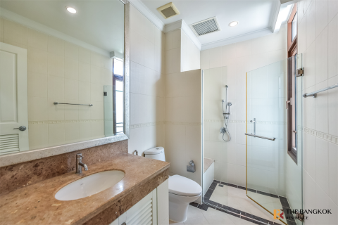 House in Bangkok, Thailand 4 bedrooms № 190246 - photo 2