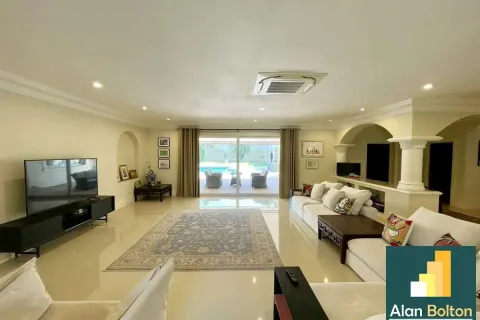 Casa de 6 dormitorios en Pattaya, Tailandia № 211301 - foto 4