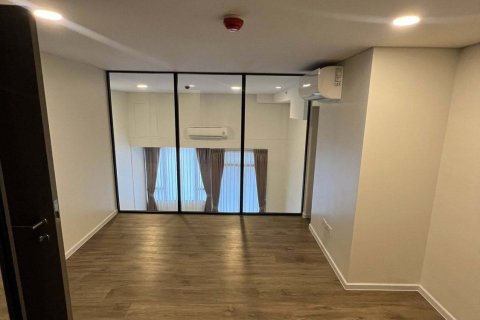 Condo in Huai Khwang, Bangkok, Thailand, 3 bedrooms  № 148531 - photo 1