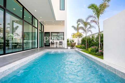 House in Pattaya, Thailand 4 bedrooms № 198170