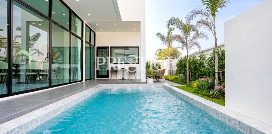 House in Pattaya, Thailand 4 bedrooms № 198170