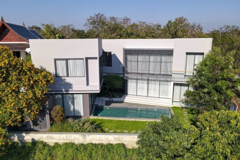 Villa in Chiang Mai, Thailand 4 bedrooms № 155340 - photo 1